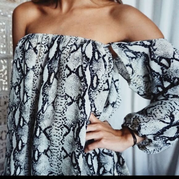Evenuel/Snake Print Vamp Witchy Flirty Coquette Flowy Off The Shoulder  Blouse - Picture 5 of 8